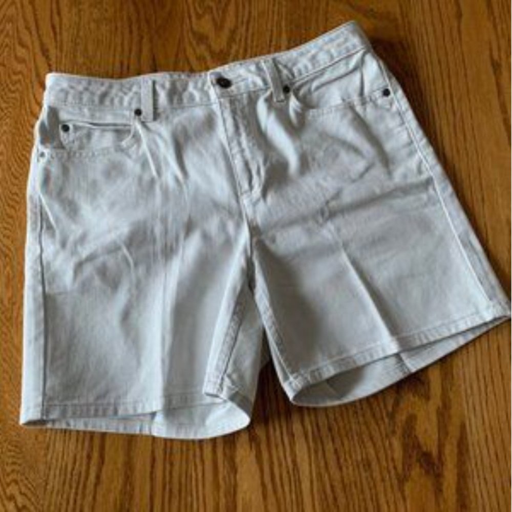 “Liz Claibourne” beige shorts, EUC, size 8